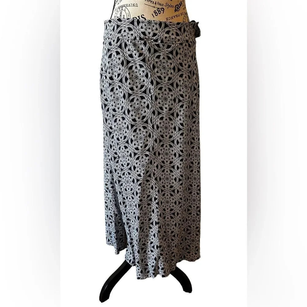 Christopher & Banks beautiful long flowy skirt   Size 8.